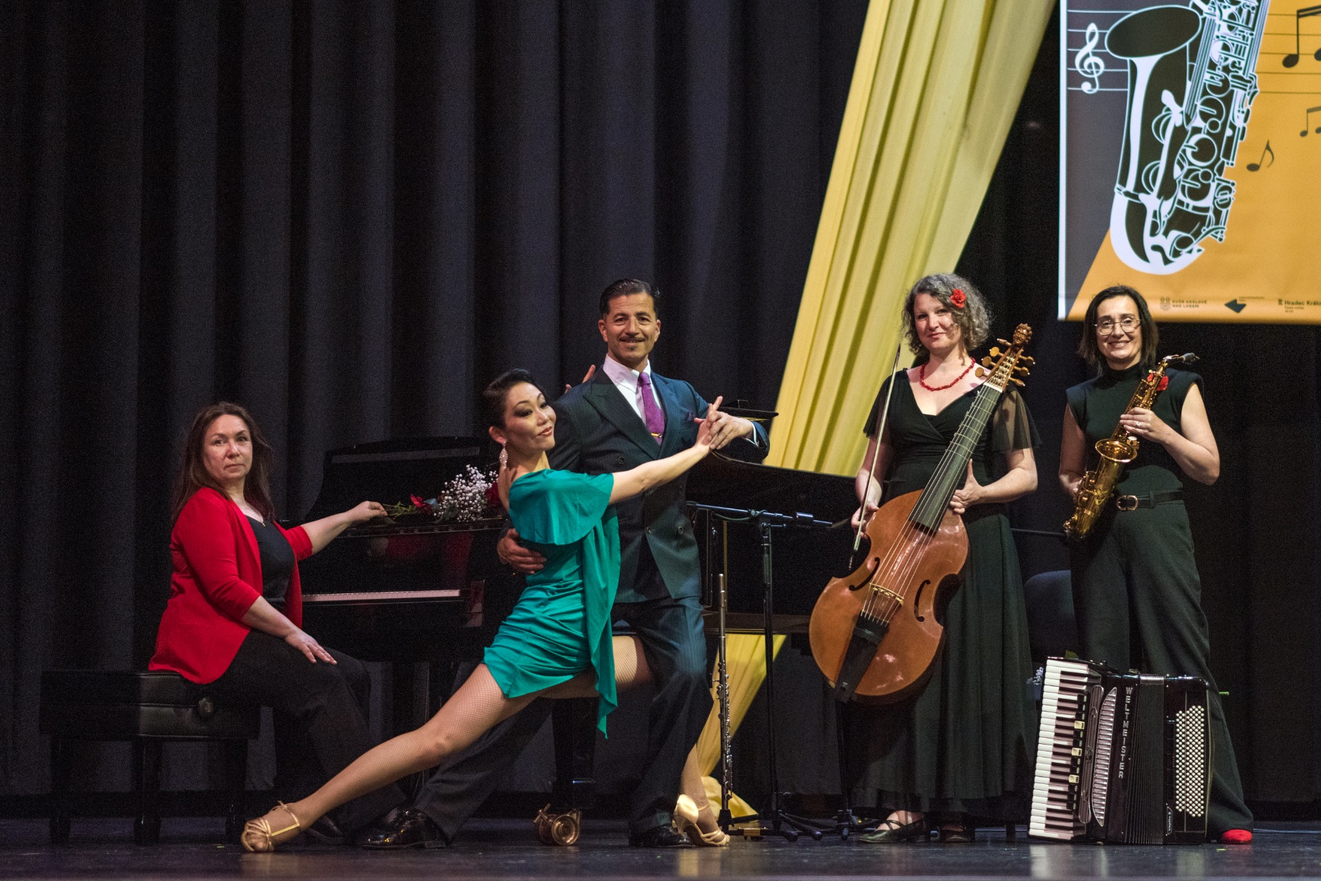 Program Maestro Tango, Trio: Simona Hučíková - Koudelková (saxofon, akordeon), Magda Uhlířová (viola da gamba, příčná flétna), Margarita Shuk (klavír), Piazzolla a spol.
