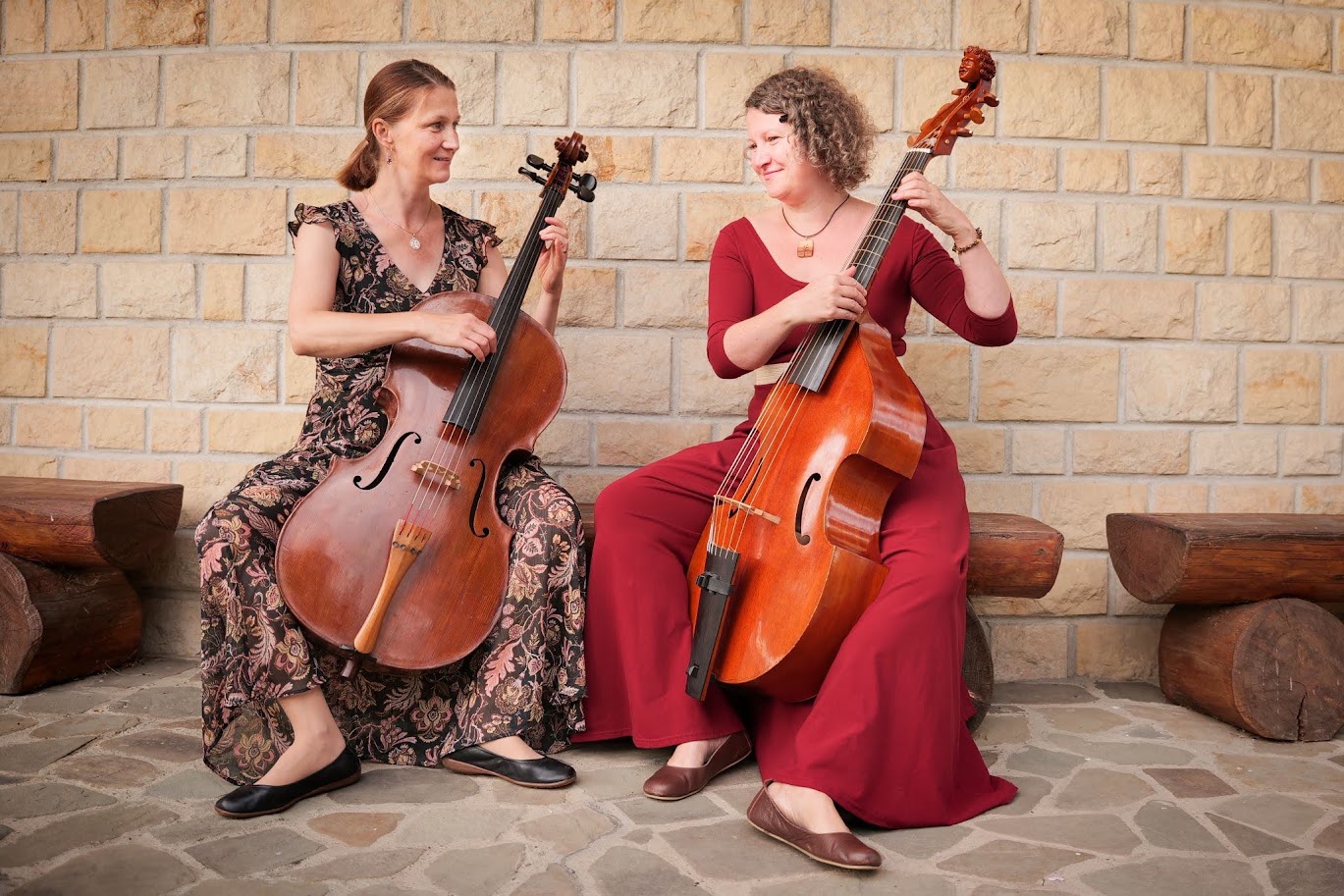 Duo MagdAlena: Alena Čípová - zpěv, multiinstrumenty, Magda Uhlířová - multiinstrumenty, zpěv